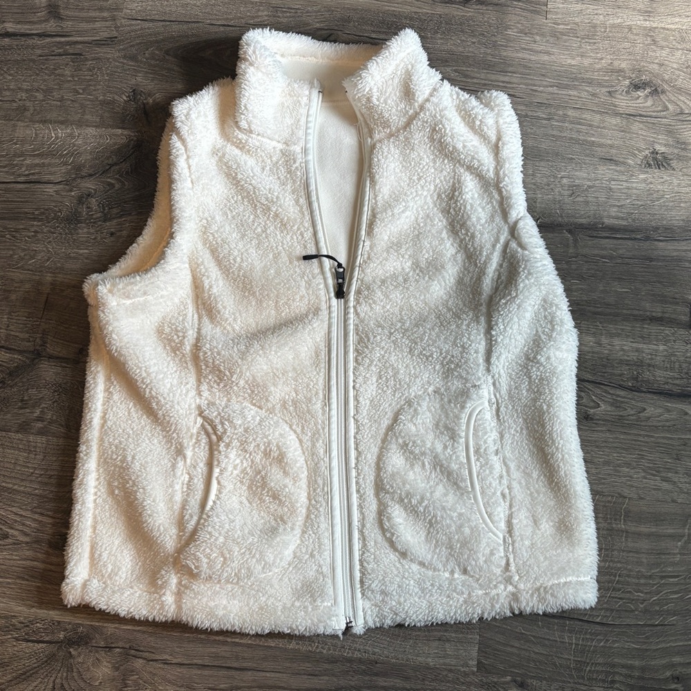 Halcyon - Reversible White Sleeveless Faux Fur Vest with High Collar - Picture 7 of 8